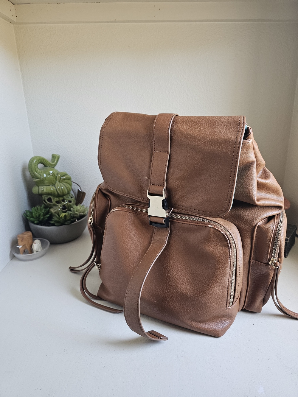 MOMINSIDE Brown Leather Pumppack - Classic Casual Carry